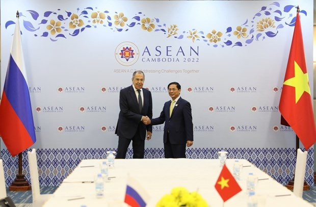 Cancilleres vietnamita y ruso se reúnen al margen de Cumbres de ASEAN ảnh 1 Cancilleres vietnamita y ruso se reúnen al margen de Cumbres de ASEAN ảnh 1