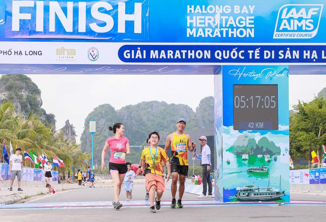 Maratón del Patrimonio de Bahía de Ha Long atrae a miles de atletas internacionales ảnh 2 Maratón del Patrimonio de Bahía de Ha Long atrae a miles de atletas internacionales ảnh 2