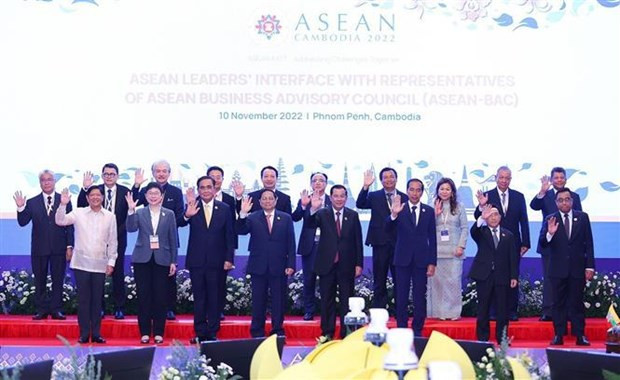 Premier vietnamita asiste a primeras actividades de Cumbres de ASEAN ảnh 3