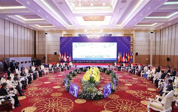 Premier vietnamita asiste a primeras actividades de Cumbres de ASEAN ảnh 2