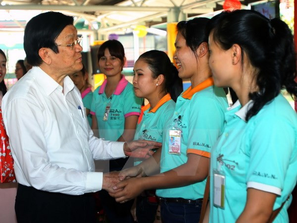 Presidente vietnamita felicita a trabajadores en ocasión del Tet ảnh 1 Presidente vietnamita felicita a trabajadores en ocasión del Tet ảnh 1