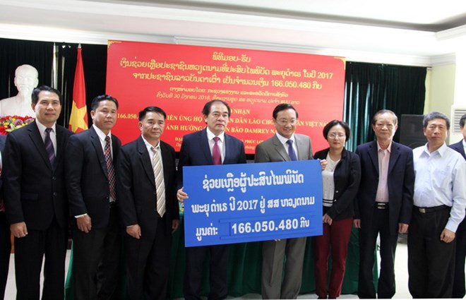 Laos recauda fondos para ayudar a Vietnam a superar consecuencias de tifón Damrey ảnh 1 Laos recauda fondos para ayudar a Vietnam a superar consecuencias de tifón Damrey ảnh 1