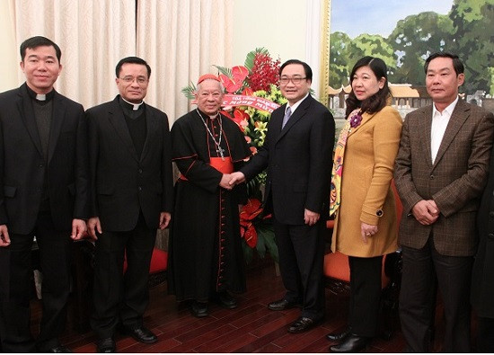 Arzobispo de la Archidiócesis de Hanoi felicita a autoridades de Hanoi por el Tet 2018 ảnh 1 Arzobispo de la Archidiócesis de Hanoi felicita a autoridades de Hanoi por el Tet 2018 ảnh 1