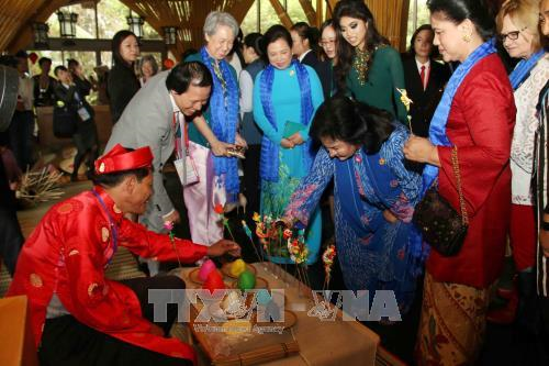 Cónyuges de líderes de las economías de APEC se impresionan ante cultura vietnamita ảnh 1 Cónyuges de líderes de las economías de APEC se impresionan ante cultura vietnamita ảnh 1