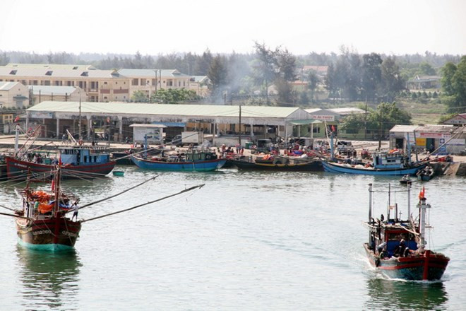 Thua Thien-Hue asiste a pescadores afectados por muerte masiva de peces ảnh 1