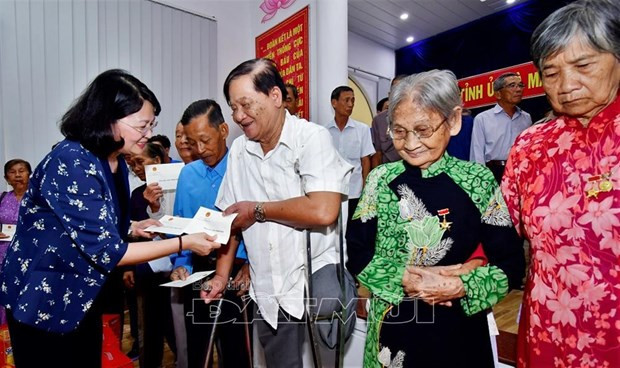 Visita vicepresidenta de Vietnam provincia más meridional del país ảnh 1 Visita vicepresidenta de Vietnam provincia más meridional del país ảnh 1