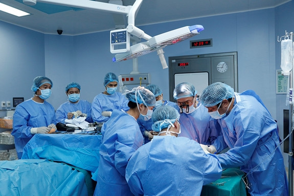 Vietnam realiza con éxito primer trasplante de extremidad de donante vivo en el mundo ảnh 1 Vietnam realiza con éxito primer trasplante de extremidad de donante vivo en el mundo ảnh 1