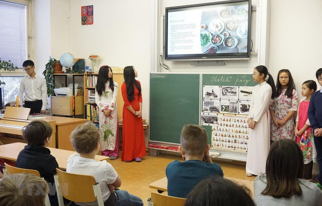 Estudiantes checos se acercan a la cultura de Vietnam ảnh 1 Estudiantes checos se acercan a la cultura de Vietnam ảnh 1
