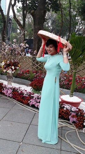 Ao dai: vietnamitas siguen la moda pero mantienen las raíces ảnh 9 Ao dai: vietnamitas siguen la moda pero mantienen las raíces ảnh 9