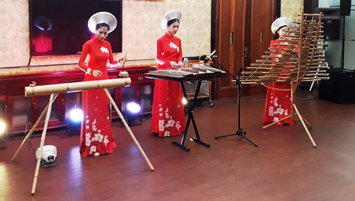 Ao dai: vietnamitas siguen la moda pero mantienen las raíces ảnh 5 Ao dai: vietnamitas siguen la moda pero mantienen las raíces ảnh 5