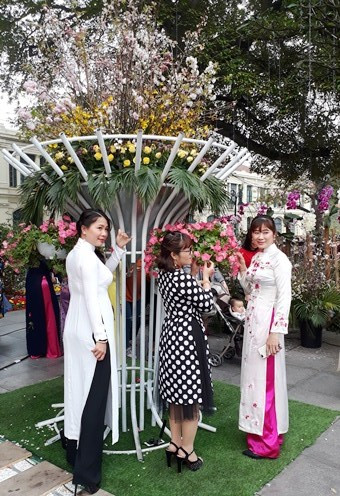 Ao dai: vietnamitas siguen la moda pero mantienen las raíces ảnh 4 Ao dai: vietnamitas siguen la moda pero mantienen las raíces ảnh 4