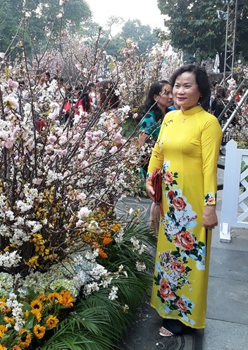 Ao dai: vietnamitas siguen la moda pero mantienen las raíces ảnh 10 Ao dai: vietnamitas siguen la moda pero mantienen las raíces ảnh 10