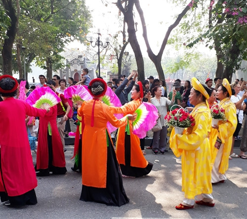 Ao dai: vietnamitas siguen la moda pero mantienen las raíces ảnh 6 Ao dai: vietnamitas siguen la moda pero mantienen las raíces ảnh 6