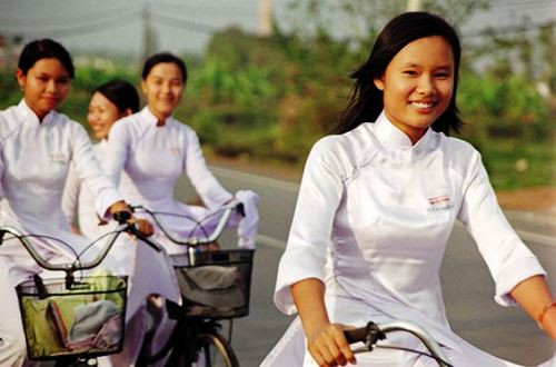 Ao dai: vietnamitas siguen la moda pero mantienen las raíces ảnh 7 Ao dai: vietnamitas siguen la moda pero mantienen las raíces ảnh 7