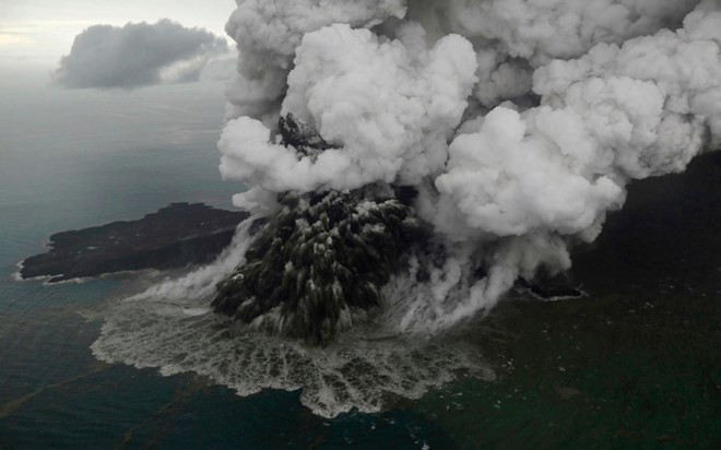 Volcán Anak Krakatoa pierde dos tercios de altura debido a tsunami mortal ảnh 1