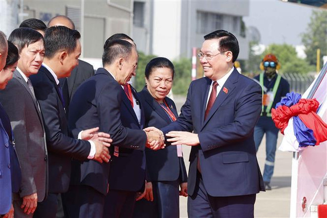 Titular del Parlamento vietnamita arriba a Vientiane para Cumbre Parlamentaria CLV ảnh 1 Titular del Parlamento vietnamita arriba a Vientiane para Cumbre Parlamentaria CLV ảnh 1