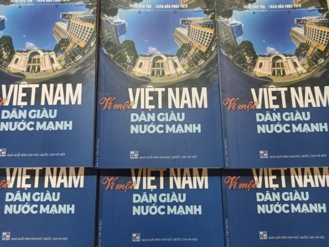 Exponen valioso libro sobre un Vietnam fuerte ảnh 1