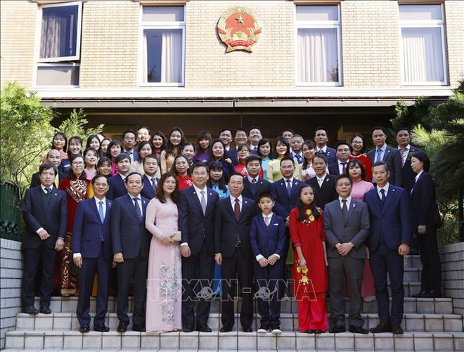 Presidente vietnamita se reúne con diplomáticos e intelectuales connacionales en Japón ảnh 2 Presidente vietnamita se reúne con diplomáticos e intelectuales connacionales en Japón ảnh 2