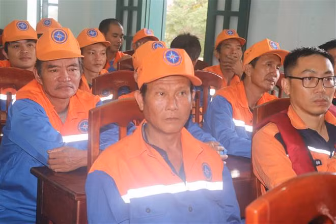 Salvan a 39 tripulantes vietnamitas accidentados en el mar ảnh 2