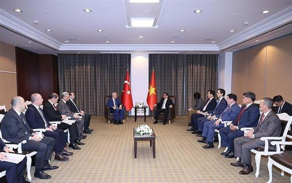 Premier vietnamita recibe al ministro turco de Comercio ảnh 2 Premier vietnamita recibe al ministro turco de Comercio ảnh 2