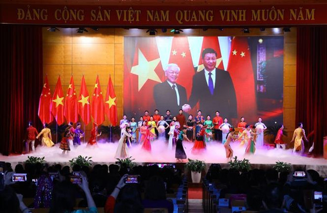 Efectúan intercambio amistoso entre Vietnam y China ảnh 2