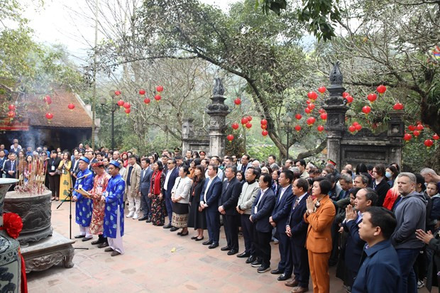 Diplomáticos extranjeros participan en gira primaveral de amistad en Hanoi ảnh 1 Diplomáticos extranjeros participan en gira primaveral de amistad en Hanoi ảnh 1