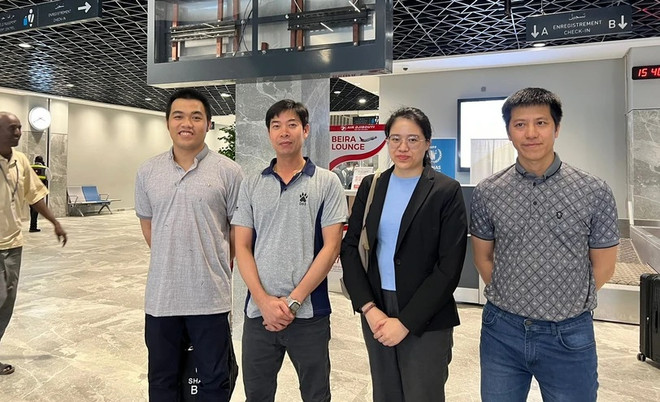 Tripulantes vietnamitas víctimas de ataque en Mar Rojo regresan al país ảnh 1