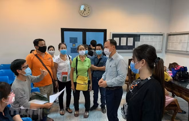 Embajada de Vietnam en Tailandia apoya a connacionales para regresar al país ảnh 1