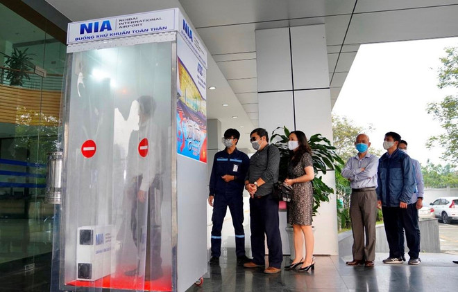Instalan en aeropuerto de Hanoi cámara de desinfección corporal ảnh 1 Instalan en aeropuerto de Hanoi cámara de desinfección corporal ảnh 1