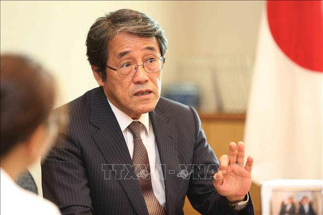 Condecora Vietnam a diplomático japonés con sello conmemorativo ảnh 1 Condecora Vietnam a diplomático japonés con sello conmemorativo ảnh 1
