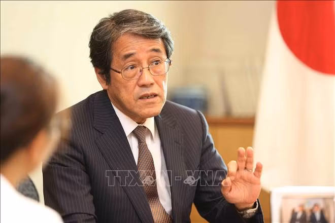 Condecora Vietnam a diplomático japonés con sello conmemorativo ảnh 1