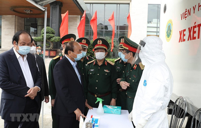 Premier vietnamita destaca esfuerzos del ejército en lucha contra COVID-19 ảnh 1 Premier vietnamita destaca esfuerzos del ejército en lucha contra COVID-19 ảnh 1