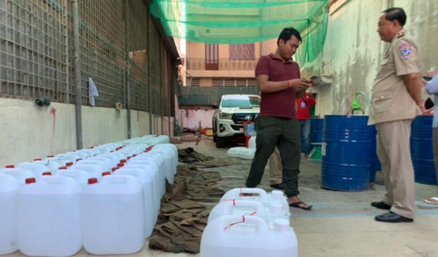 Confisca Camboya alcohol falso destinado para líquido antiséptico contra COVID-19 ảnh 1