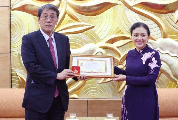 Honran a saliente embajador japonés en Hanoi con insignia de amistad ảnh 1 Honran a saliente embajador japonés en Hanoi con insignia de amistad ảnh 1