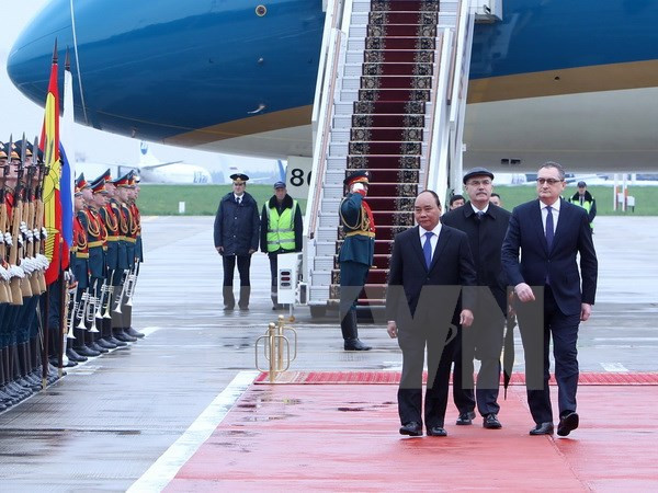 Premier vietnamita llega a Rusia para iniciar su visita oficial ảnh 1 Premier vietnamita llega a Rusia para iniciar su visita oficial ảnh 1