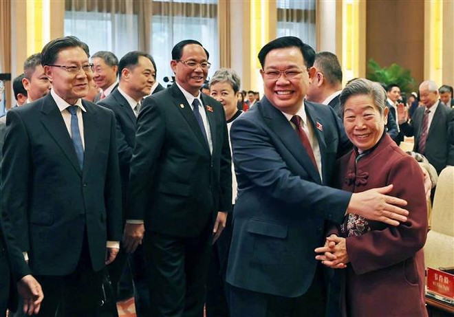 Presidente del Legislativo asiste al Encuentro amistoso Vietnam-China ảnh 1 Presidente del Legislativo asiste al Encuentro amistoso Vietnam-China ảnh 1