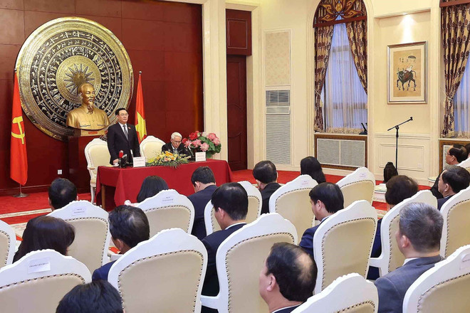 Presidente de Parlamento vietnamita se reúne con compatriotas en China ảnh 2 Presidente de Parlamento vietnamita se reúne con compatriotas en China ảnh 2