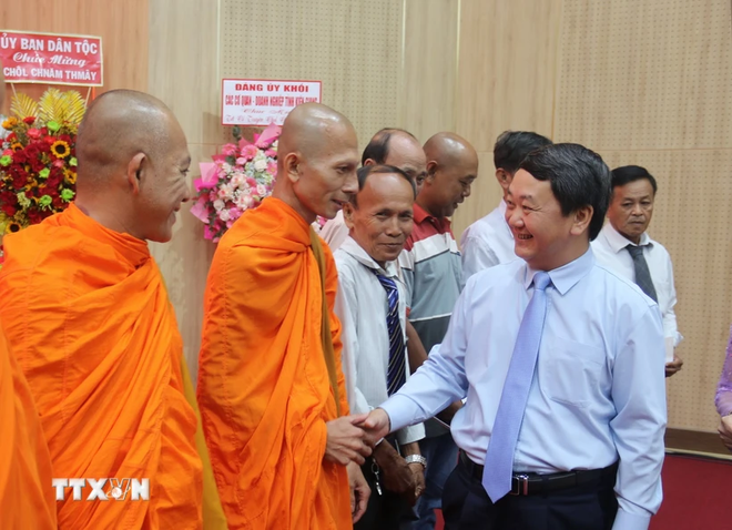 Funcionarios extienden saludos al pueblo jemer en el festival Chol Chnam Thmay ảnh 1 Funcionarios extienden saludos al pueblo jemer en el festival Chol Chnam Thmay ảnh 1