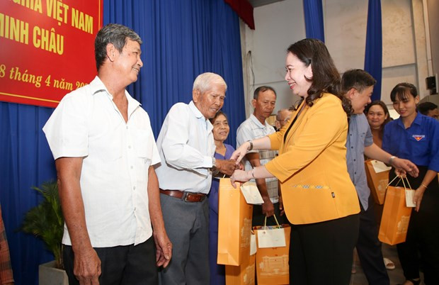 Presidenta interina entrega obsequios a personas desfavorecidas en la provincia de Tay Ninh ảnh 1 Presidenta interina entrega obsequios a personas desfavorecidas en la provincia de Tay Ninh ảnh 1