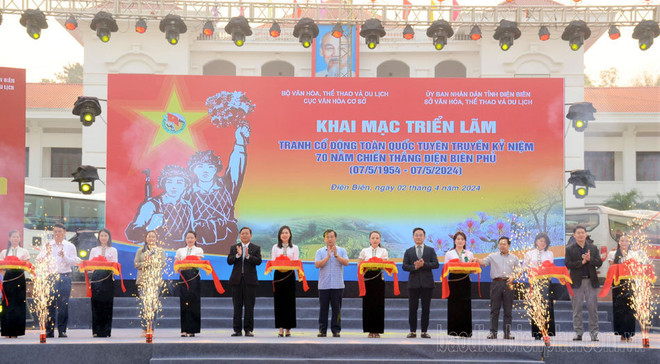 Efectúan exposición de grandes carteles para conmemorar la victoria de Dien Bien Phu ảnh 1 Efectúan exposición de grandes carteles para conmemorar la victoria de Dien Bien Phu ảnh 1