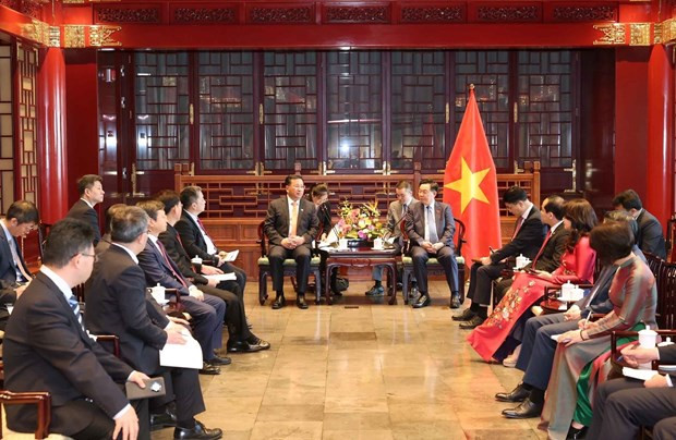 Presidente parlamentario vietnamita se reúne con jefes de principales corporaciones de China ảnh 1