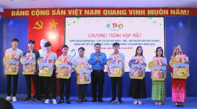 Funcionarios extienden saludos al pueblo jemer en el festival Chol Chnam Thmay ảnh 2 Funcionarios extienden saludos al pueblo jemer en el festival Chol Chnam Thmay ảnh 2