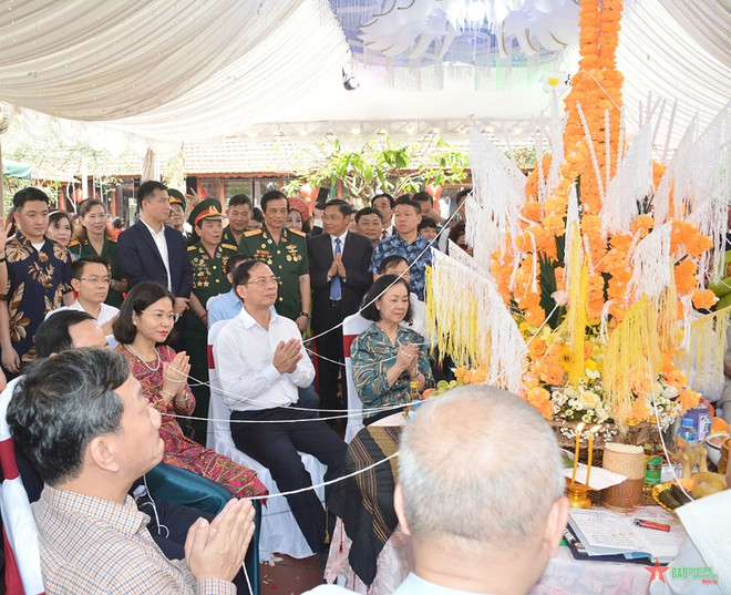 Dirigentes vietnamitas participan en festival tradicional de Laos en Hanoi ảnh 1 Dirigentes vietnamitas participan en festival tradicional de Laos en Hanoi ảnh 1