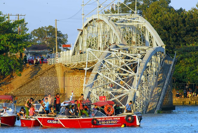 Inician procedimiento legal sobre derrumbo de puente ferroviario por una gabarra ảnh 1 Inician procedimiento legal sobre derrumbo de puente ferroviario por una gabarra ảnh 1