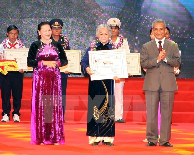 Honran a destacados del movimiento de emulación patriótica ảnh 1 Honran a destacados del movimiento de emulación patriótica ảnh 1