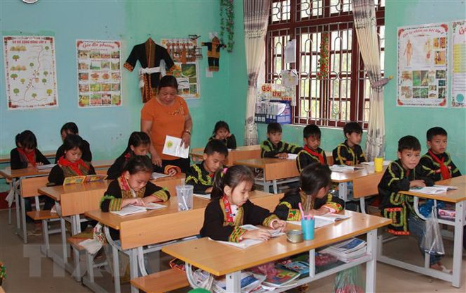 Dirigente vietnamita entrega regalos a escolares en áreas montañosas en Día Mundial del Niño ảnh 1 Dirigente vietnamita entrega regalos a escolares en áreas montañosas en Día Mundial del Niño ảnh 1