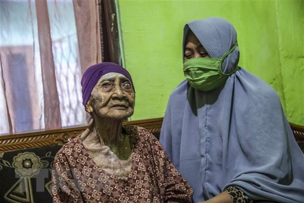 Mujer indonesia de 100 años se recupera de COVID-19 ảnh 1 Mujer indonesia de 100 años se recupera de COVID-19 ảnh 1