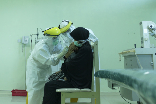 Indonesia duplica pruebas de COVID-19 en medio de pandemia ảnh 1 Indonesia duplica pruebas de COVID-19 en medio de pandemia ảnh 1
