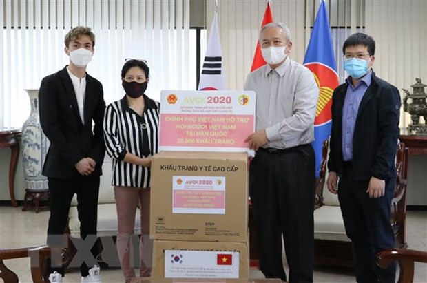 Gobierno vietnamita entrega mascarillas antibacterianas a compatriotas en Corea del Sur ảnh 1 Gobierno vietnamita entrega mascarillas antibacterianas a compatriotas en Corea del Sur ảnh 1