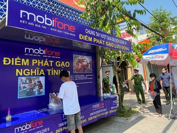 Distribuyen arroz gratis a los necesitados en Ciudad Ho Chi Minh ảnh 1